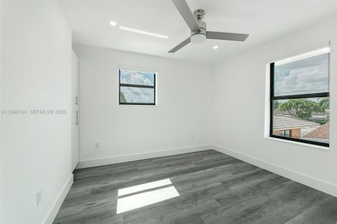 House in Miami, Florida 2 bedrooms, 271.27 sq.m. № 2064534 - photo 8