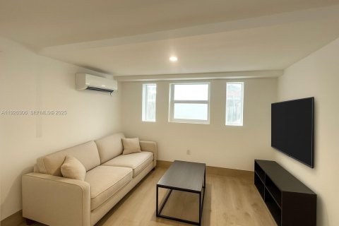 Appartement à louer à Hollywood, Floride: 1 chambre, 721.11 m2 № 1984575 - photo 2