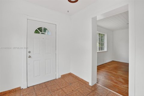 House in North Miami Beach, Florida 3 bedrooms, 114.46 sq.m. № 1984135 - photo 3