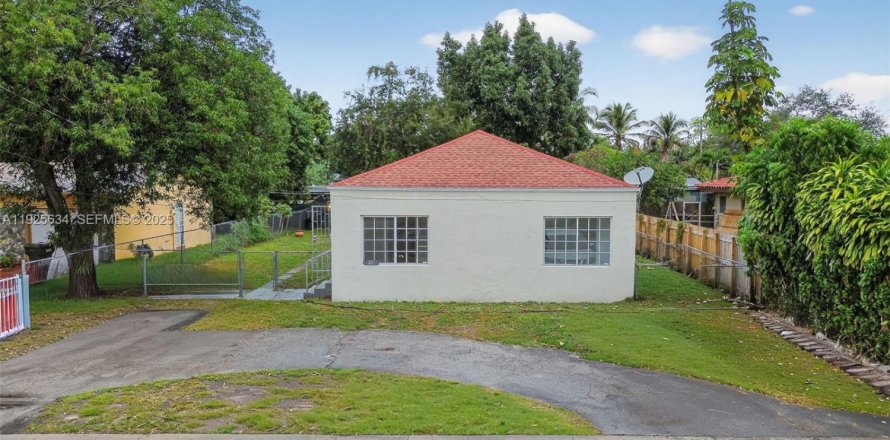 House in North Miami Beach, Florida 3 bedrooms, 114.46 sq.m. № 1984135