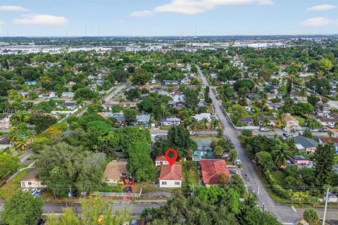 House in North Miami Beach, Florida 3 bedrooms, 114.46 sq.m. № 1984135 - photo 19