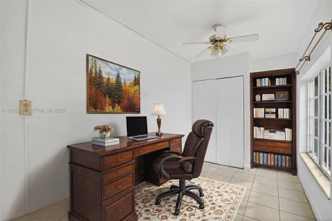 House in North Miami Beach, Florida 3 bedrooms, 114.46 sq.m. № 1984135 - photo 15