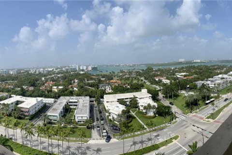 Condo in Bal Harbour, Florida, 1 bedroom  № 1888838 - photo 13
