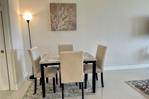 Condo in Bal Harbour, Florida, 1 bedroom  № 1888838 - photo 12