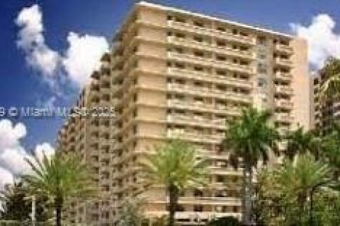 Condo in Bal Harbour, Florida, 1 bedroom  № 1888838 - photo 16