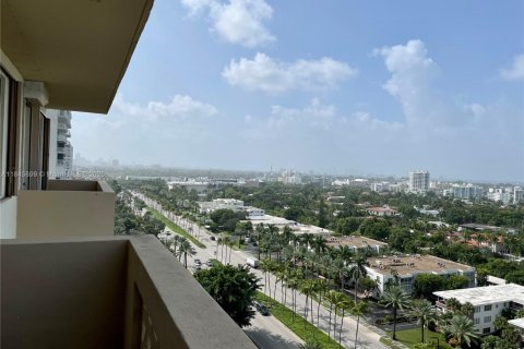 Condo in Bal Harbour, Florida, 1 bedroom  № 1888838 - photo 17