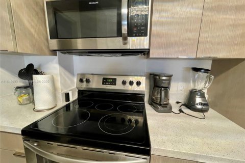 Condo in Bal Harbour, Florida, 1 bedroom  № 1888838 - photo 21