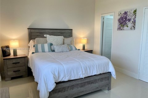 Condo in Bal Harbour, Florida, 1 bedroom  № 1888838 - photo 27