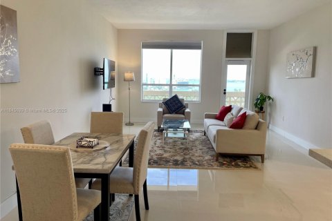 Condo in Bal Harbour, Florida, 1 bedroom  № 1888838 - photo 1