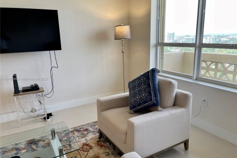Condo in Bal Harbour, Florida, 1 bedroom  № 1888838 - photo 15