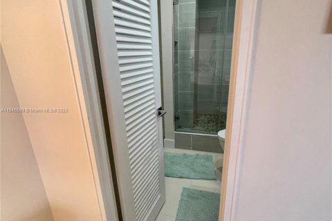 Condo in Bal Harbour, Florida, 1 bedroom  № 1888838 - photo 29