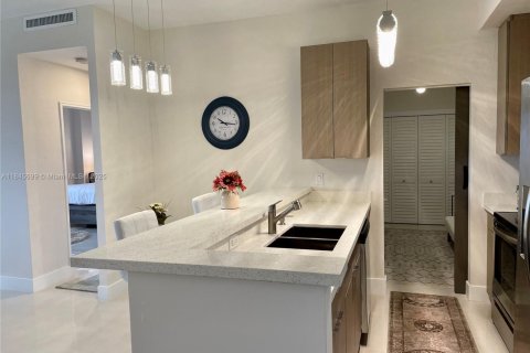 Condo in Bal Harbour, Florida, 1 bedroom  № 1888838 - photo 2