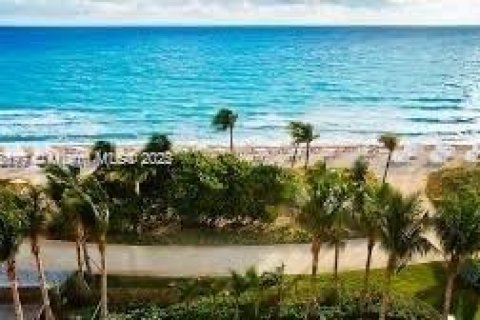 Condo in Bal Harbour, Florida, 1 bedroom  № 1888838 - photo 11