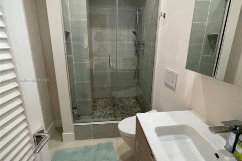 Condo in Bal Harbour, Florida, 1 bedroom  № 1888838 - photo 30