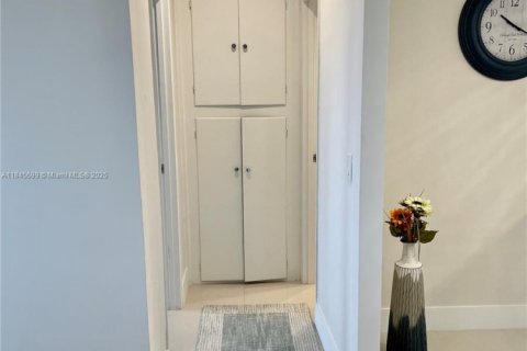 Condo in Bal Harbour, Florida, 1 bedroom  № 1888838 - photo 23