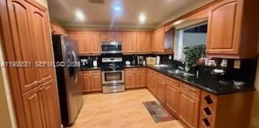 Дом в Майами, Флорида 4 спальни, 201.51м2 № 2051065