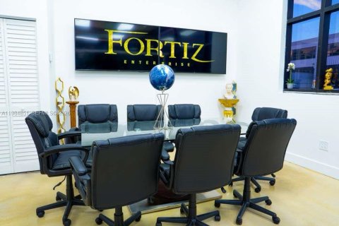 Commercial property in Doral, Florida № 2045864 - photo 17