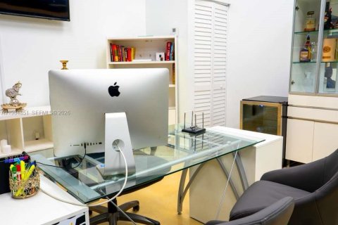 Commercial property in Doral, Florida № 2045864 - photo 13