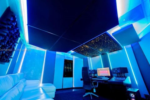 Commercial property in Doral, Florida № 2045864 - photo 9