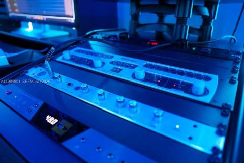 Commercial property in Doral, Florida № 2045864 - photo 4