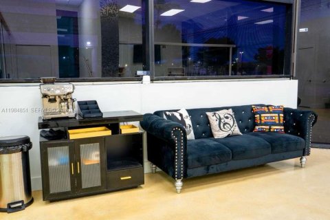 Commercial property in Doral, Florida № 2045864 - photo 15