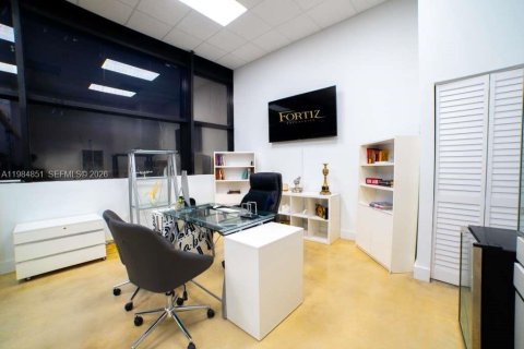 Commercial property in Doral, Florida № 2045864 - photo 11