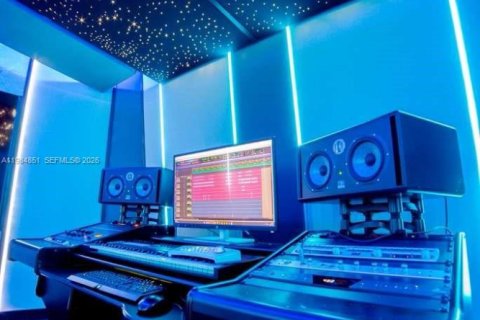 Commercial property in Doral, Florida № 2045864 - photo 2