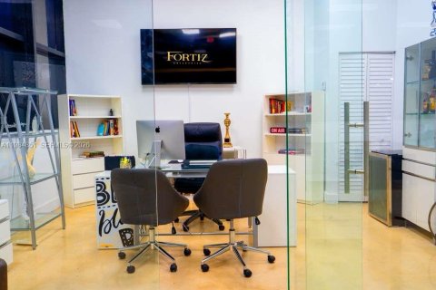 Commercial property in Doral, Florida № 2045864 - photo 14