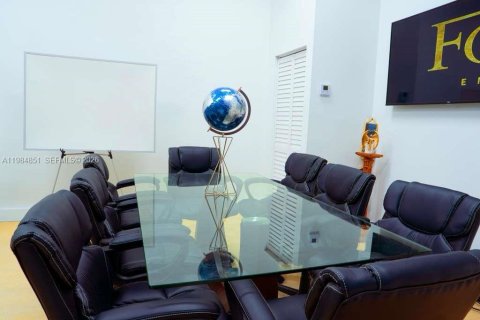 Commercial property in Doral, Florida № 2045864 - photo 19