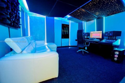 Commercial property in Doral, Florida № 2045864 - photo 5