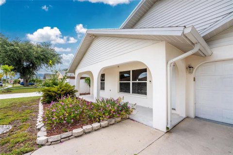 House in Venice, Florida 3 bedrooms, 151.9 sq.m. № 2209711 - photo 2