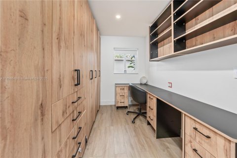 Casa en alquiler en Miami, Florida, 2 dormitorios, 114.46 m2 № 1951347 - foto 19