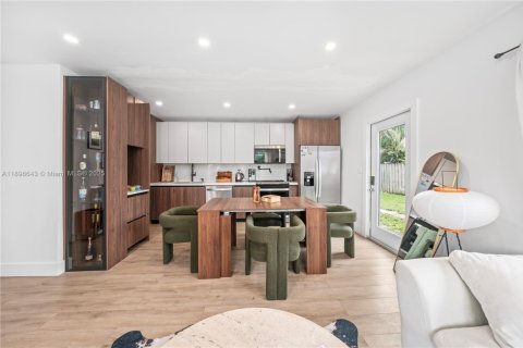 Casa en alquiler en Miami, Florida, 2 dormitorios, 114.46 m2 № 1951347 - foto 9