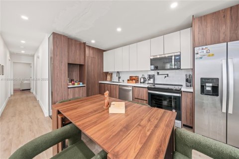 Casa en alquiler en Miami, Florida, 2 dormitorios, 114.46 m2 № 1951347 - foto 10