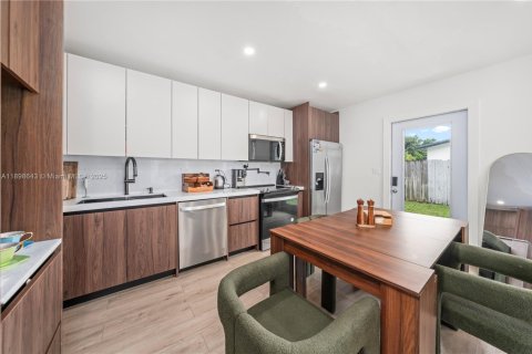Casa en alquiler en Miami, Florida, 2 dormitorios, 114.46 m2 № 1951347 - foto 11