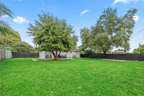 Casa en alquiler en Miami, Florida, 2 dormitorios, 114.46 m2 № 1951347 - foto 24