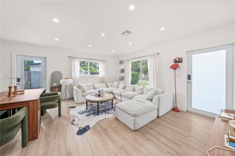 Casa en alquiler en Miami, Florida, 2 dormitorios, 114.46 m2 № 1951347 - foto 13
