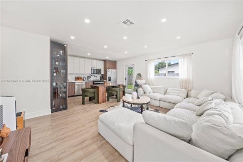 Casa en alquiler en Miami, Florida, 2 dormitorios, 114.46 m2 № 1951347 - foto 8
