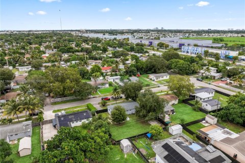 Casa en alquiler en Miami, Florida, 2 dormitorios, 114.46 m2 № 1951347 - foto 3