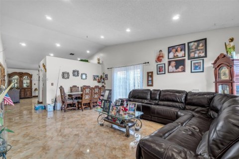 Casa en venta en Miami, Florida, 3 dormitorios, 136.57 m2 № 1825905 - foto 4