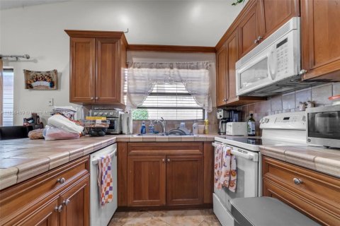 Casa en venta en Miami, Florida, 3 dormitorios, 136.57 m2 № 1825905 - foto 12