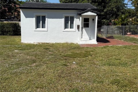 Снять в аренду квартиру в Майами-Спрингс, Флорида 1 спальня, 182.74м2, № 1989705 - фото 1