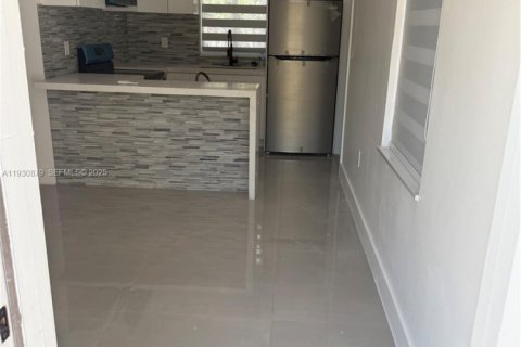 Снять в аренду квартиру в Майами-Спрингс, Флорида 1 спальня, 182.74м2, № 1989705 - фото 5