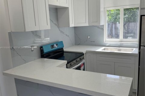 Снять в аренду квартиру в Майами-Спрингс, Флорида 1 спальня, 182.74м2, № 1989705 - фото 4