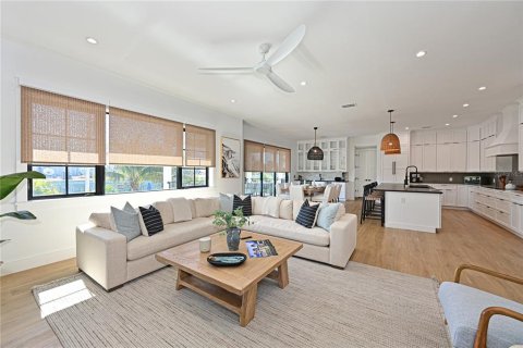 House in Holmes Beach, Florida 4 bedrooms, 279.64 sq.m. № 2213023 - photo 9