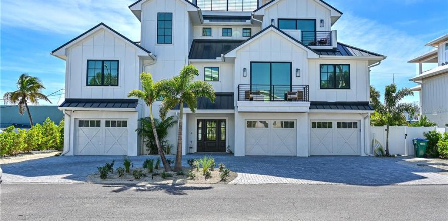 House in Holmes Beach, Florida 4 bedrooms, 279.64 sq.m. № 2213023