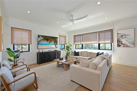 House in Holmes Beach, Florida 4 bedrooms, 279.64 sq.m. № 2213023 - photo 8