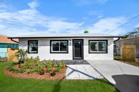 House in Hobe Sound, Florida 3 bedrooms, 86.96 sq.m. № 1850683 - photo 1