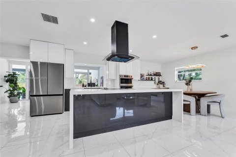 House in Hollywood, Florida 3 bedrooms, 157.66 sq.m. № 1610381 - photo 6