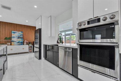 House in Hollywood, Florida 3 bedrooms, 157.66 sq.m. № 1610381 - photo 5